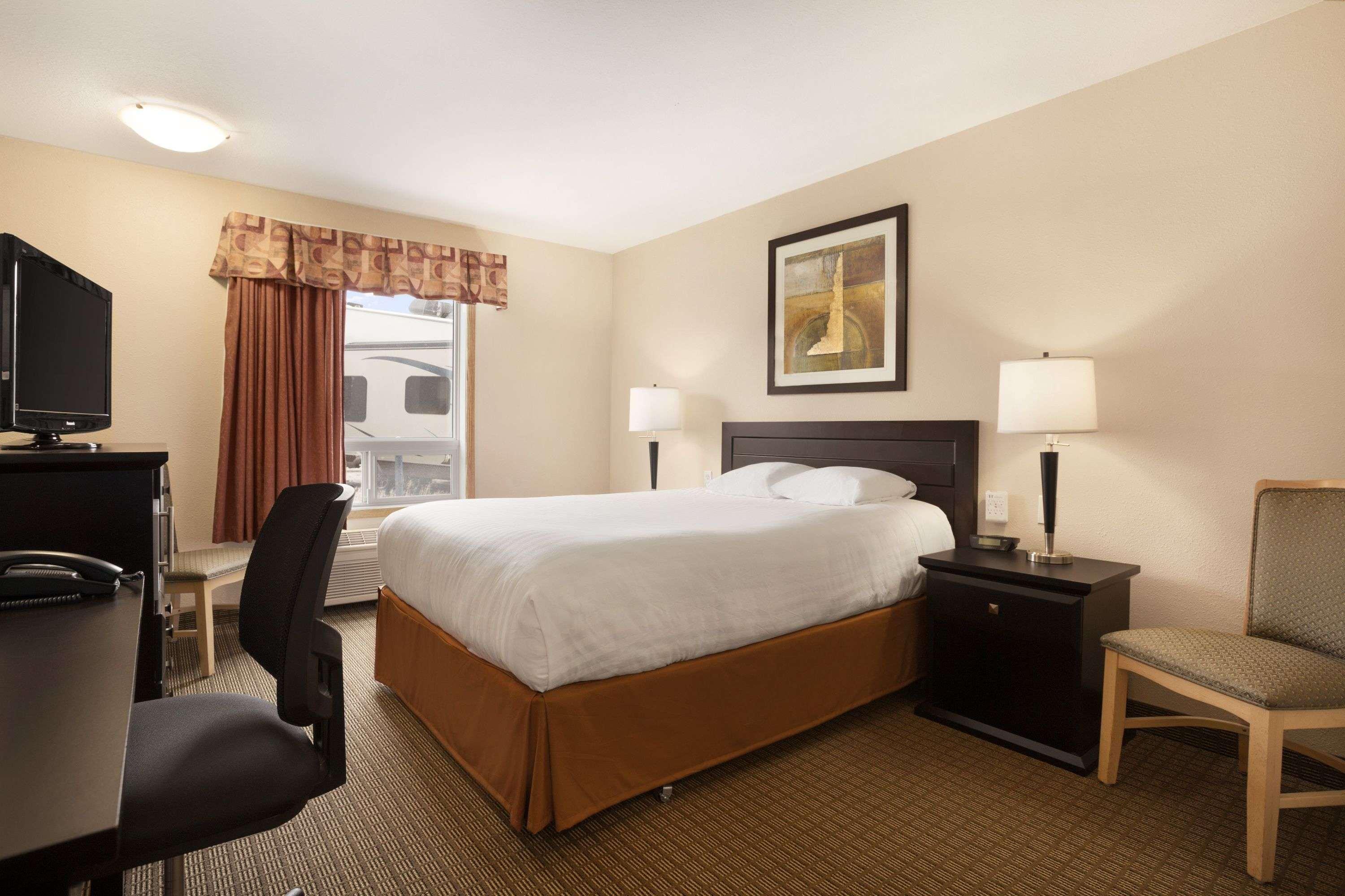 ซูเปอร์ 8 บาย วินด์แฮม อินเตอร์เนชั่นแนล แอร์พอร์ต Hotel เลอดูค ภายนอก รูปภาพ
