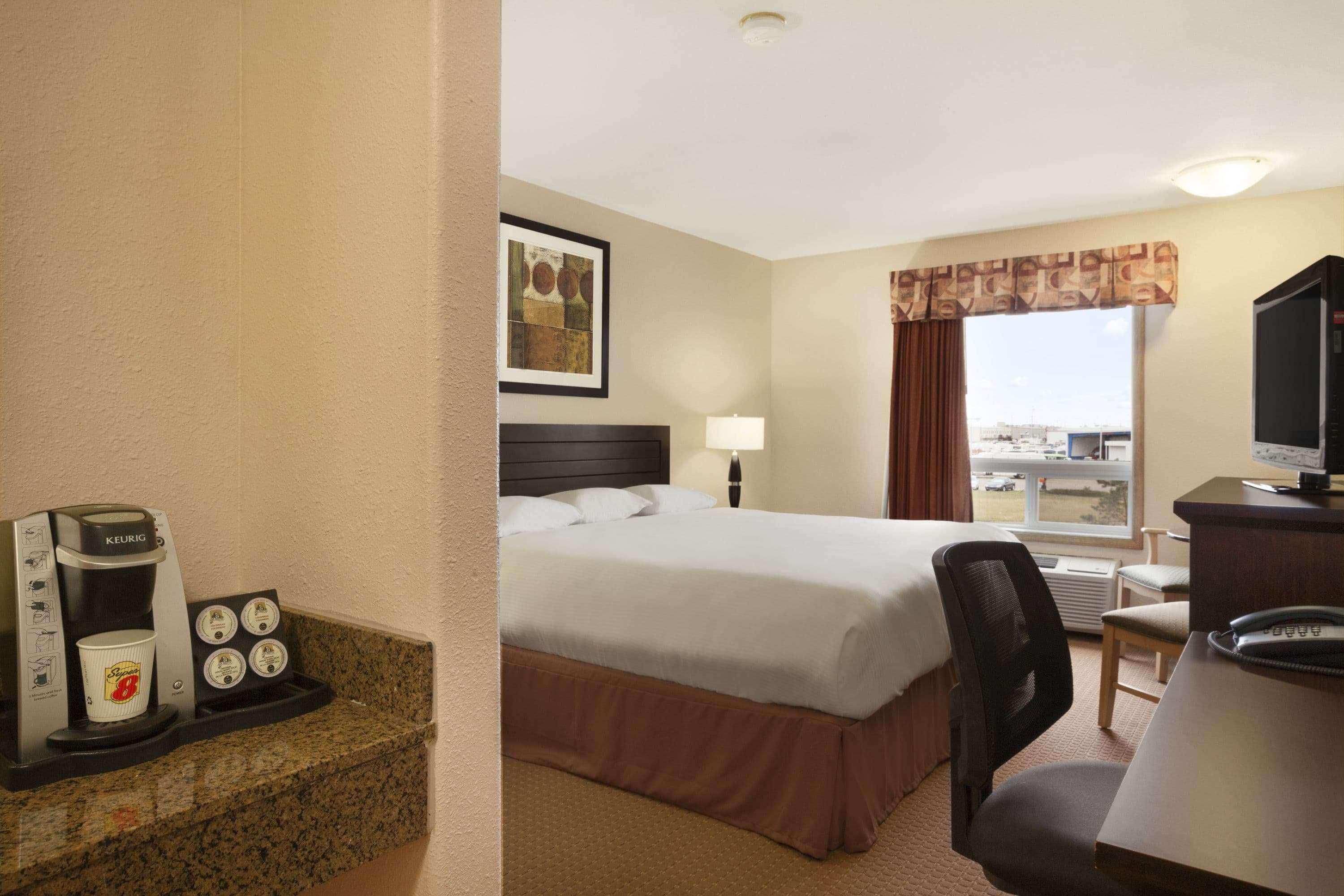 ซูเปอร์ 8 บาย วินด์แฮม อินเตอร์เนชั่นแนล แอร์พอร์ต Hotel เลอดูค ภายนอก รูปภาพ