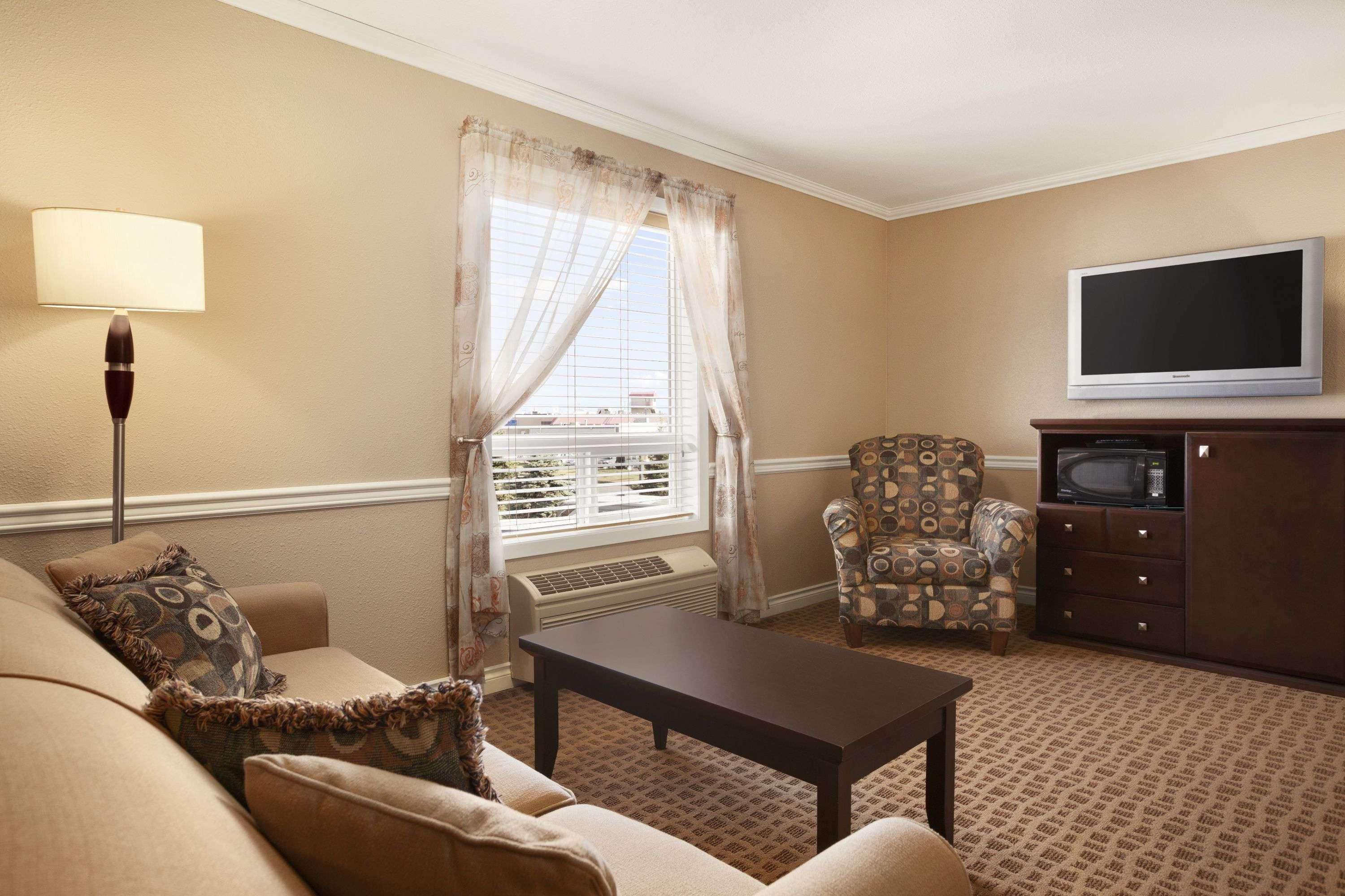 ซูเปอร์ 8 บาย วินด์แฮม อินเตอร์เนชั่นแนล แอร์พอร์ต Hotel เลอดูค ภายนอก รูปภาพ