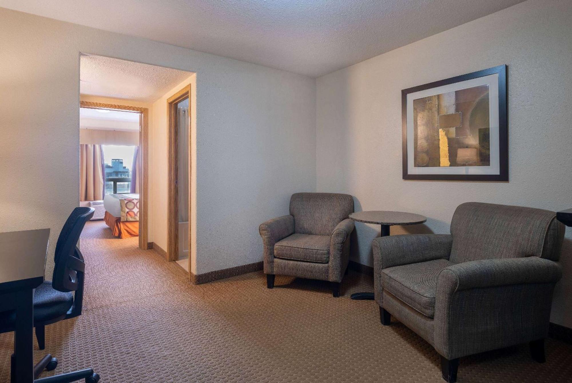 ซูเปอร์ 8 บาย วินด์แฮม อินเตอร์เนชั่นแนล แอร์พอร์ต Hotel เลอดูค ภายนอก รูปภาพ