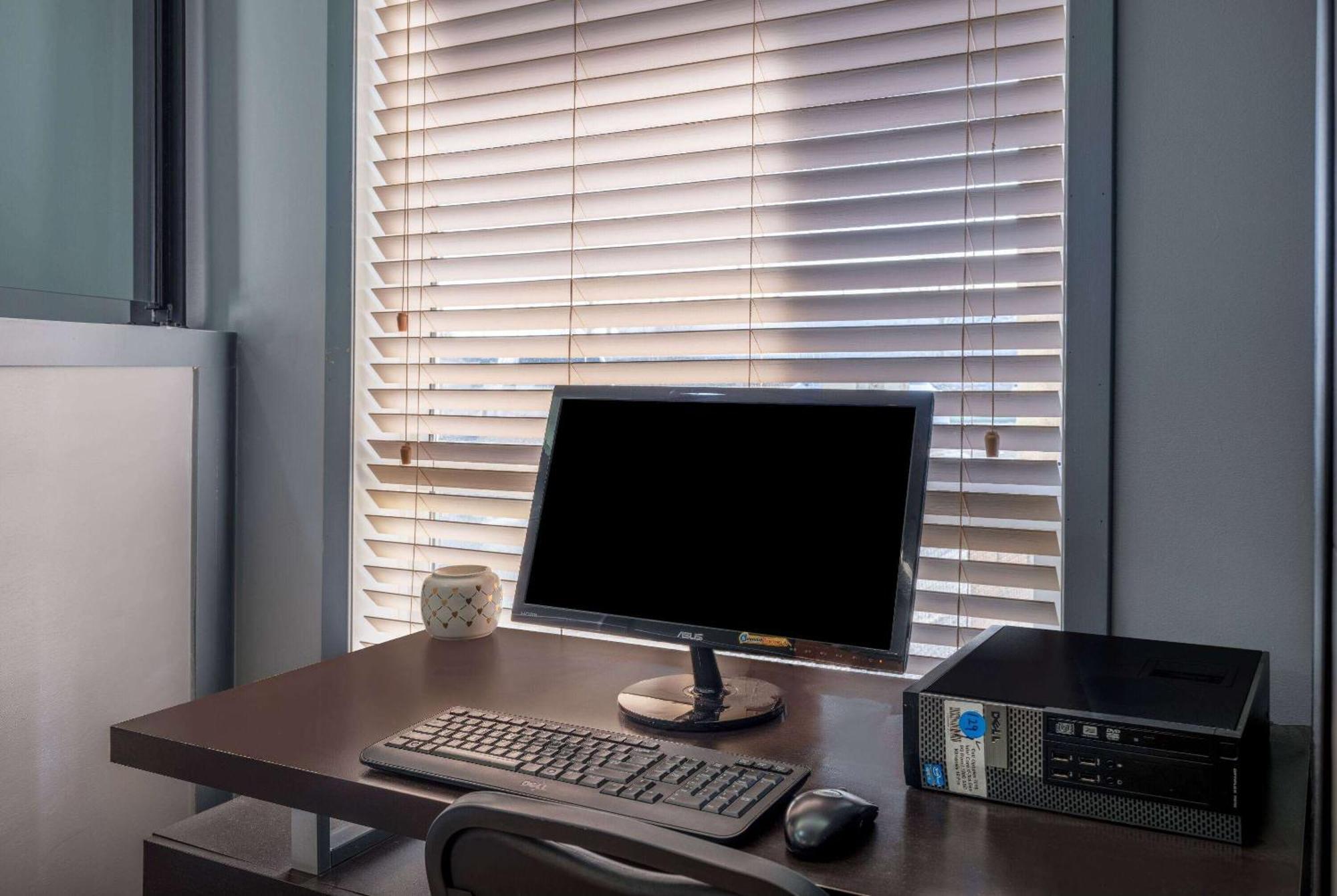 ซูเปอร์ 8 บาย วินด์แฮม อินเตอร์เนชั่นแนล แอร์พอร์ต Hotel เลอดูค ภายนอก รูปภาพ