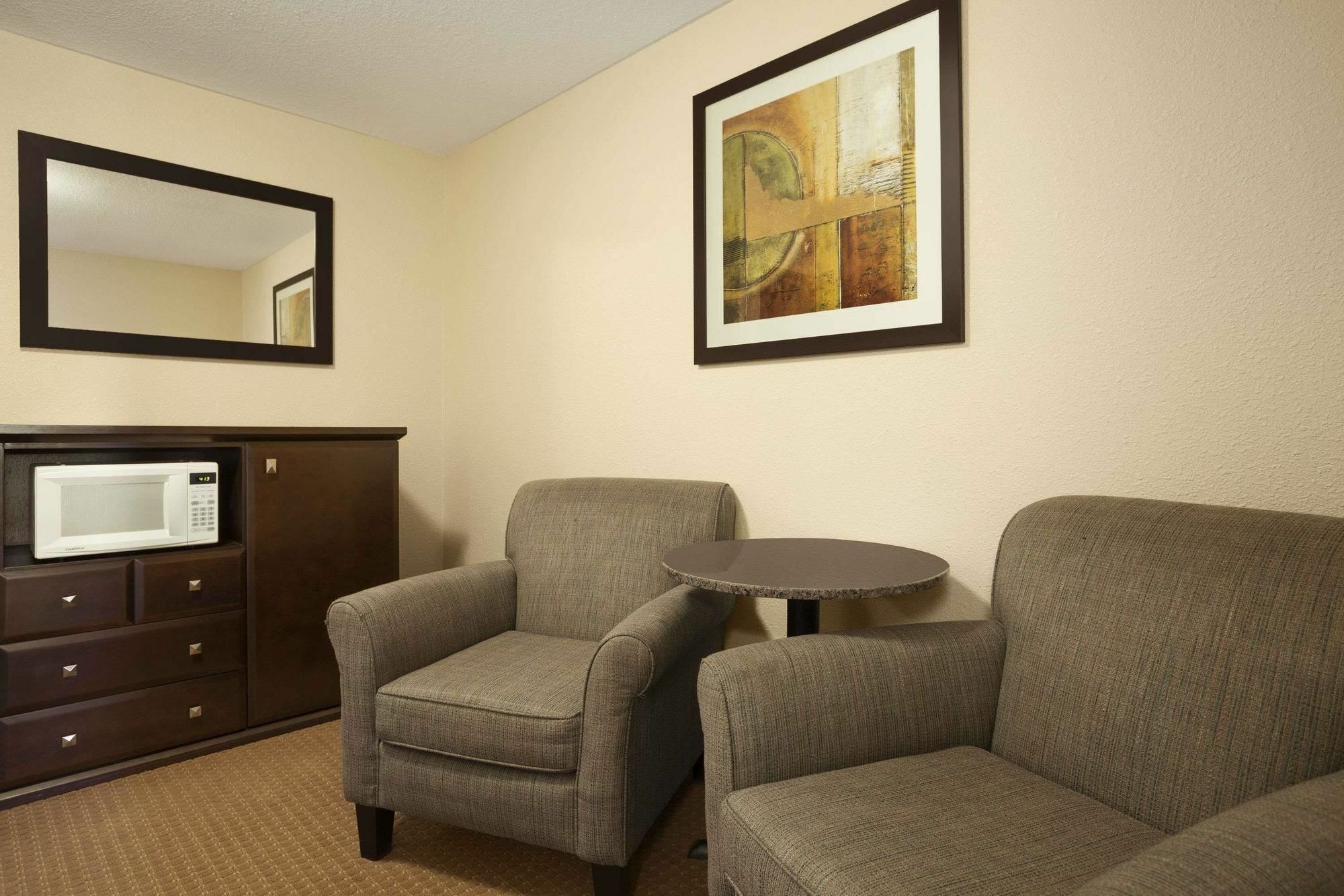 ซูเปอร์ 8 บาย วินด์แฮม อินเตอร์เนชั่นแนล แอร์พอร์ต Hotel เลอดูค ภายนอก รูปภาพ